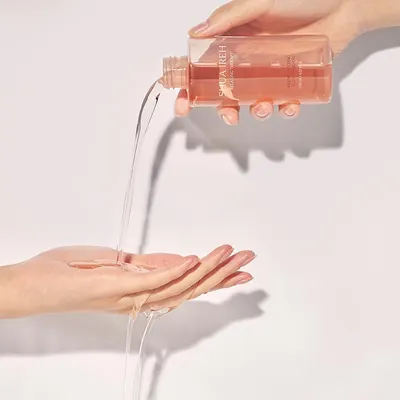 Demonstrates how to properly dispense and apply the product, showing the simple pour-and-apply usage method to reassure shoppers about ease of use. Highlights the product's easy-to-use liquid format…