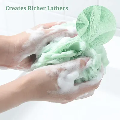 Demonstrates the product's ability to create rich, abundant lather, reassuring shoppers of its effective cleansing performance and luxurious feel.