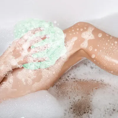 Demonstrates the product in a real-world bathing context, showing the sponges creating rich lather to help shoppers visualize the product experience.