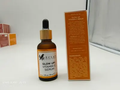Shows the product bottle alongside its retail packaging to give shoppers a clear view of what they will receive and how the product is presented.