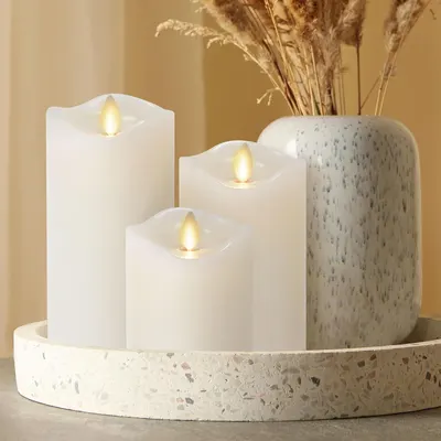 Shows the customer receives three flameless candles in graduated sizes, demonstrating the complete set included with purchase.
