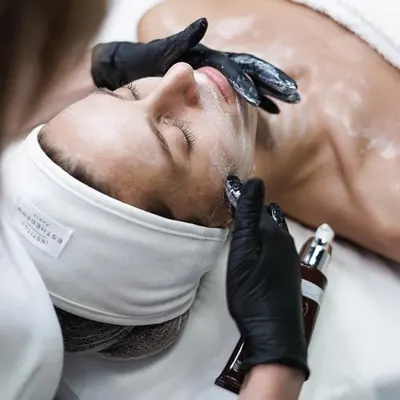 Demonstrates how the product is professionally applied to the face, reassuring shoppers about proper usage and building confidence in the product's effectiveness.