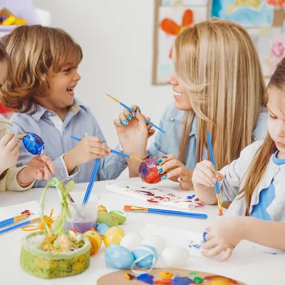 Demonstrates the product being used in a real-world family setting to show how it facilitates creative bonding time between adults and children.