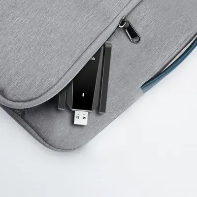 Demonstrates the product's ability to safely store and organize tech accessories like USB drives in dedicated zippered compartments, reassuring shoppers about protection and organization.