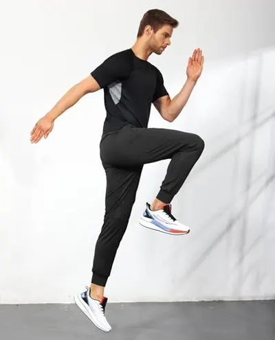 Demonstrates the product in an active, real-world fitness context to show shoppers how the athletic wear looks and performs during movement and exercise.