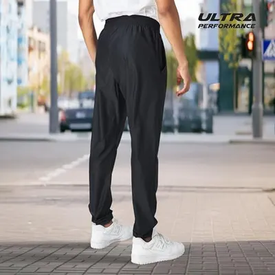 Demonstrates how the product looks when worn in a real-world outdoor environment, helping shoppers visualize the fit and style in everyday use.