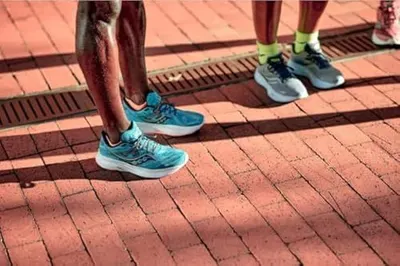 Demonstrates the product in an authentic outdoor setting to help shoppers visualize the shoes in everyday use and build emotional connection.