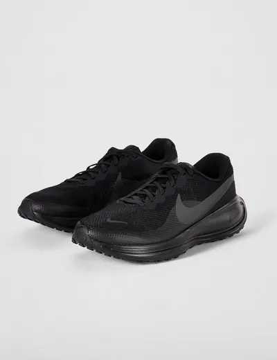 Provides a clean, catalog-style view of the Nike running shoes on a neutral background to show the product clearly without distractions.