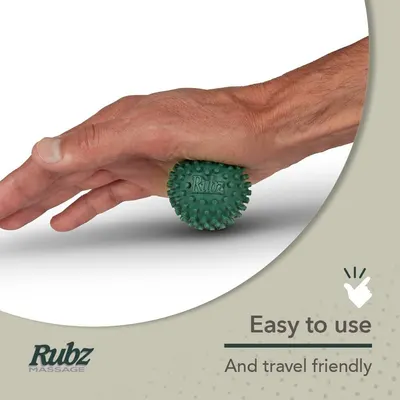 Demonstrates the product's ease of use and portability, reassuring shoppers that the massage ball is simple to operate and convenient for travel.