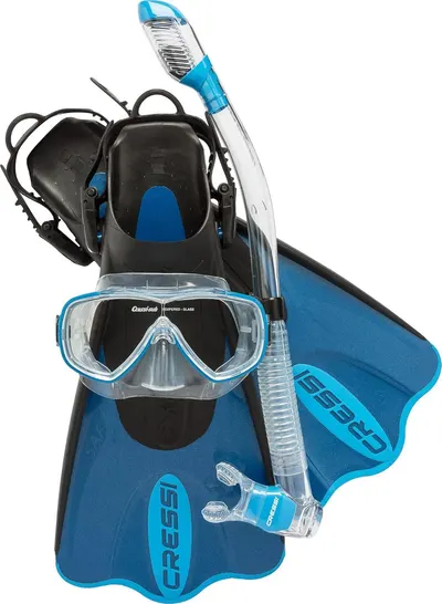 Shows all the items included in the snorkeling kit (mask, snorkel, fins) so the shopper understands they are getting a complete set ready for use.