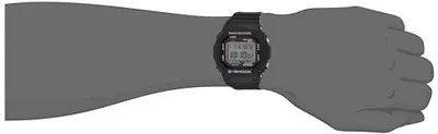 Demonstrates the physical size and fit of the watch on a human wrist to help shoppers visualize how it will look when worn and assess its proportions.