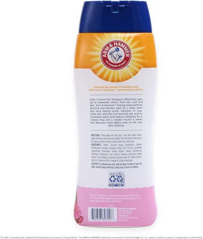 Communicates that the pet shampoo effectively eliminates unwanted odors using baking soda particles while leaving a pleasant kiwi blossom scent, reassuring pet owners of deep cleaning and freshness.