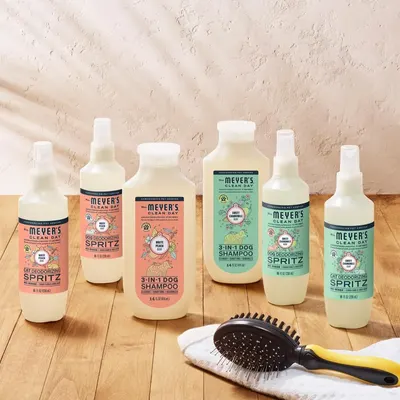 Shows the complete set of pet grooming products included in the purchase, helping shoppers understand they're getting a comprehensive pet care solution with shampoo, deodorizing spritz for both cats…