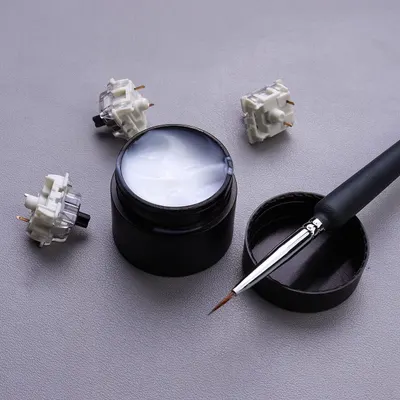 Shows all components included with the product, including mechanical switches, lubricant container, and precision brush tool, to help shoppers understand the complete value of what they receive.
