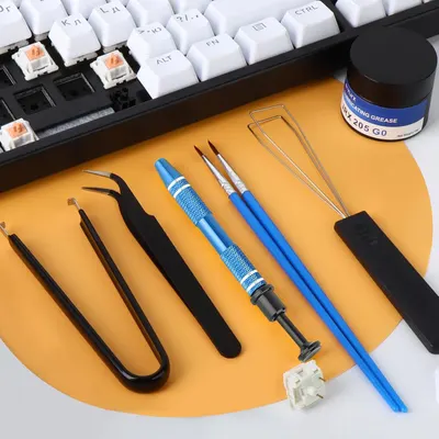 Shows all the tools and accessories included with the keyboard maintenance kit, reassuring the customer they have everything needed for keyboard repair and maintenance.