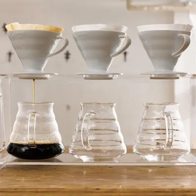 Demonstrates the sequential stages of pour-over coffee brewing to help shoppers understand how to use the product and visualize the brewing process from start to finish. Shows the simplicity and…