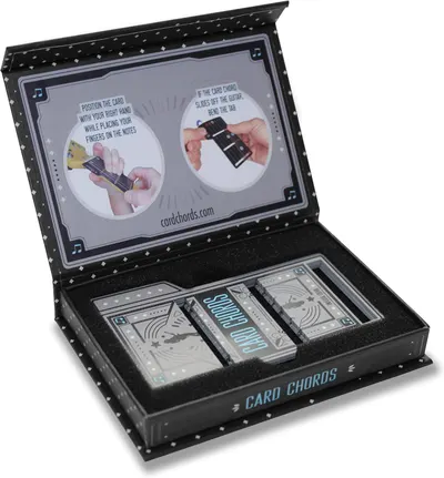 Shows everything included in the package, including the chord cards, instruction materials, and packaging, helping shoppers understand what they will receive. Provides visual instructions on how to…