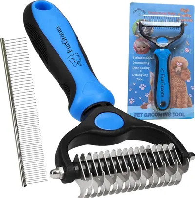 Shows all items included in the purchase: the undercoat rake tool, a comb, and the retail packaging to set clear expectations for what the customer receives.