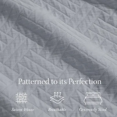 Highlights three distinct product benefits in a segmented layout with icons to communicate quality, comfort, and size advantages.