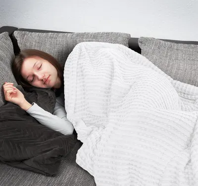 Demonstrates the product in use for rest and relaxation to help shoppers visualize its comfort and coziness.