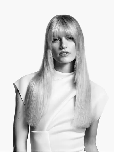Shows the transformation from natural hair to professionally styled, smooth hair to prove the product's effectiveness.
