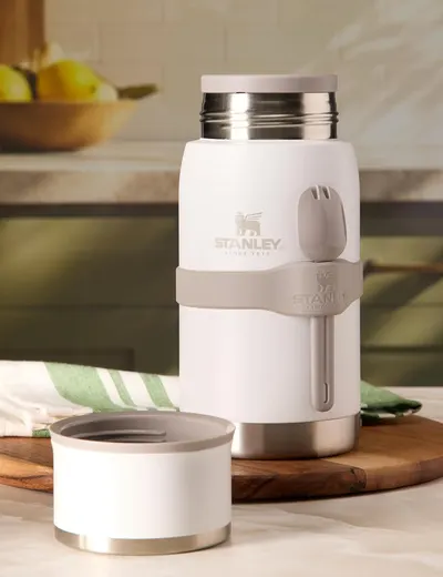 Demonstrates the product in a real-world kitchen setting to help shoppers visualize how it fits into their daily routine.