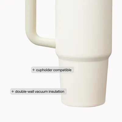 Communicates two key benefits: the product fits in standard cupholders for portability and features double-wall vacuum insulation for temperature retention.