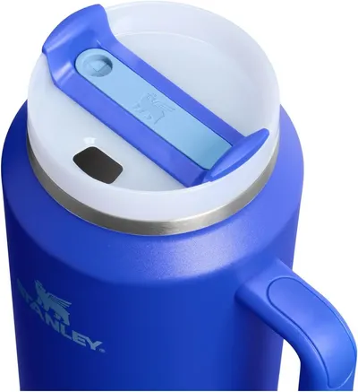 Provides a clean, detailed view of the product's lid and handle design without distractions.