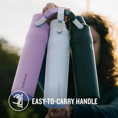 Demonstrates the bottle's convenient carry handle feature, emphasizing portability and ease of transport for on-the-go use.