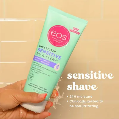 One lifestyle shower scene with a short headline and two claims shows the shave cream is gentle and moisturising for sensitive skin.