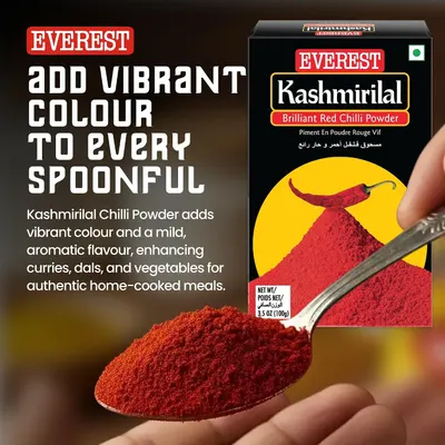 Shows the spoonful of powder to convey that the product adds vibrant colour and mild aromatic flavour.
