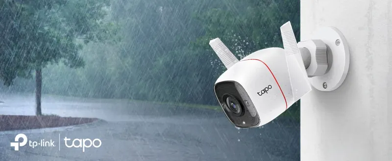 Shows the outdoor camera enduring heavy rain to reassure shoppers about weatherproof safety and reliable outdoor security.